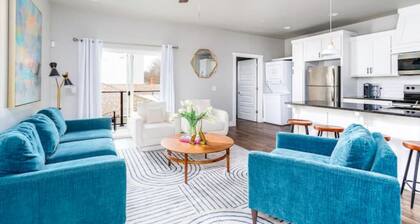 H4/H6 Spacious & Urban Modern Condo - 2 units!