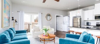 H4/H6 Spacious & Urban Modern Condo - 2 units!