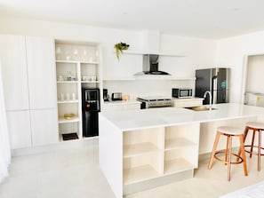Frigorífico, microondas, horno y placa de cocina