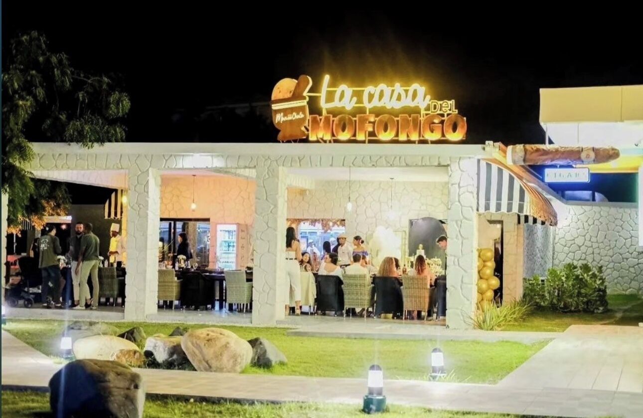 A restaurant named "La casa del MOFONGO" with outdoor seating and a stone facade.