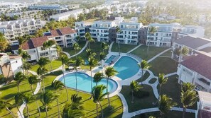 2 outdoor pools