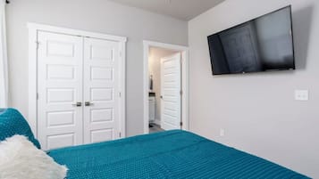 6 bedrooms, iron/ironing board, WiFi, bed sheets