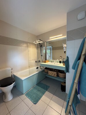 Een haardroger, handdoeken, zeep, toiletpapier