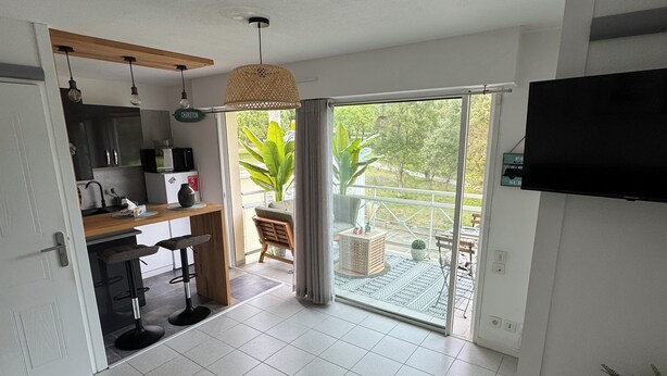 En moderne stue med en stor skydedør, der fører ud til en balkon.