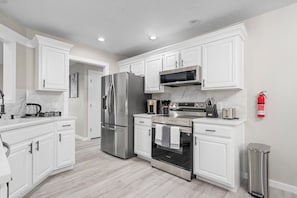 Fridge, microwave, oven, stovetop - Modern Retreat w/ Hot Tub, Game Room & King Suite! & More (Springfield)