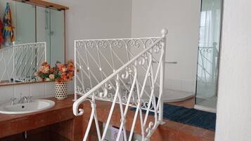 Familien-Dreibettzimmer, Parkblick | Badezimmer