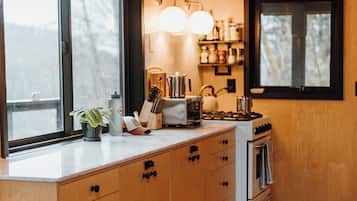 Fridge, oven, stovetop, coffee/tea maker