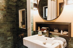 Serviettes fournies, savon, shampooing, papier de toilette