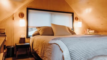 1 bedroom, desk, WiFi, bed sheets