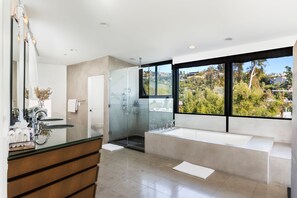 Deluxe huis, uitzicht op de stad | Badkamer | Een haardroger, handdoeken, zeep, shampoo