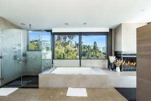 Casa luxo, vista para a cidade | Banheiro | Secador de cabelo, toalhas de banho, sabonete, shampoo