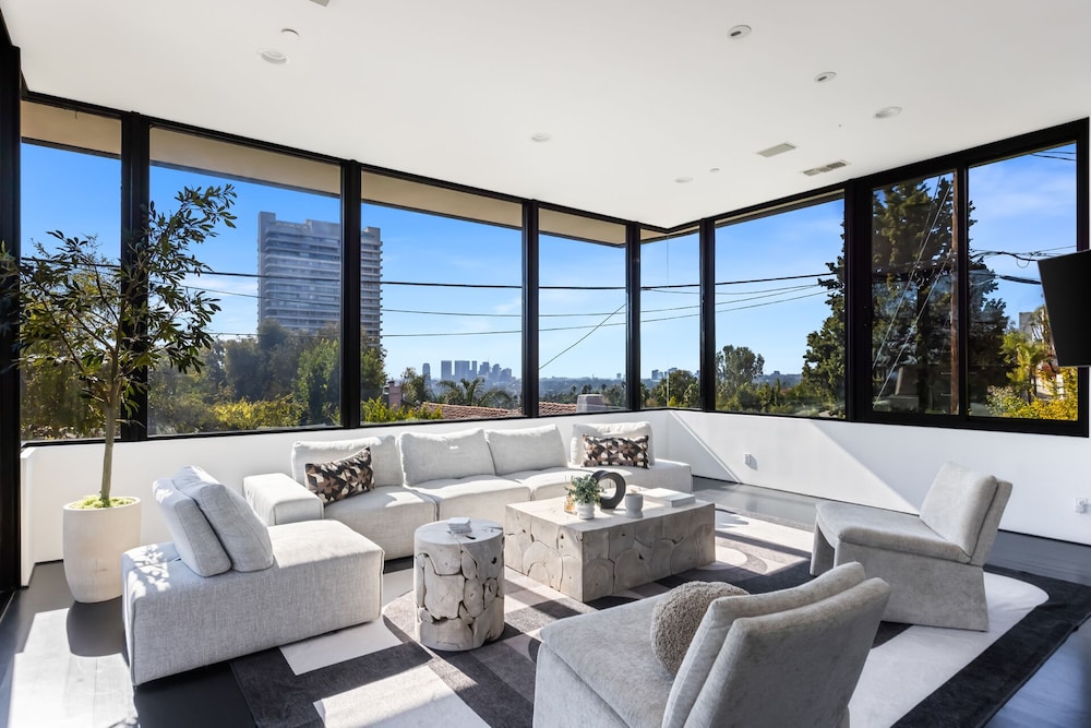 Bird Street Home Min Away From Sunset Blvd - Beverly Hills, CA