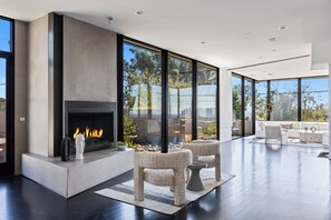 Hus Deluxe - utsikt mot staden | Vardagsrum | 55-tums smart-tv med digitalkanaler