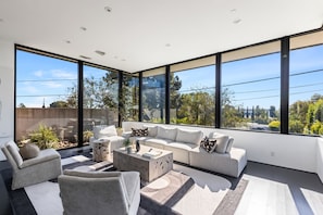 บ้านดีลักซ์, วิวเมือง | บริเวณนั่งเล่น | สมาร์ททีวี 55 นิ้ว พร้อมช่องดิจิตอล