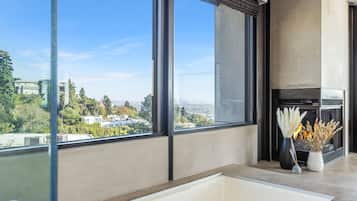 Deluxe House, City View | Bathroom | Hair dryer, towels, soap, shampoo