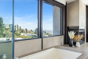 Deluxe House, City View | Bathroom