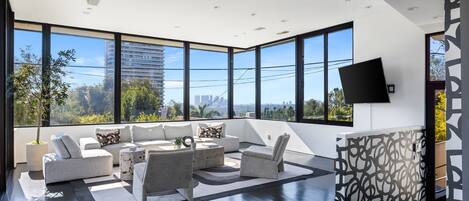 Deluxe-Haus, Stadtblick | Wohnbereich | 55-Zoll-Smart-TV mit Digitalempfang