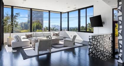 Bird Street Home min away from Sunset Blvd