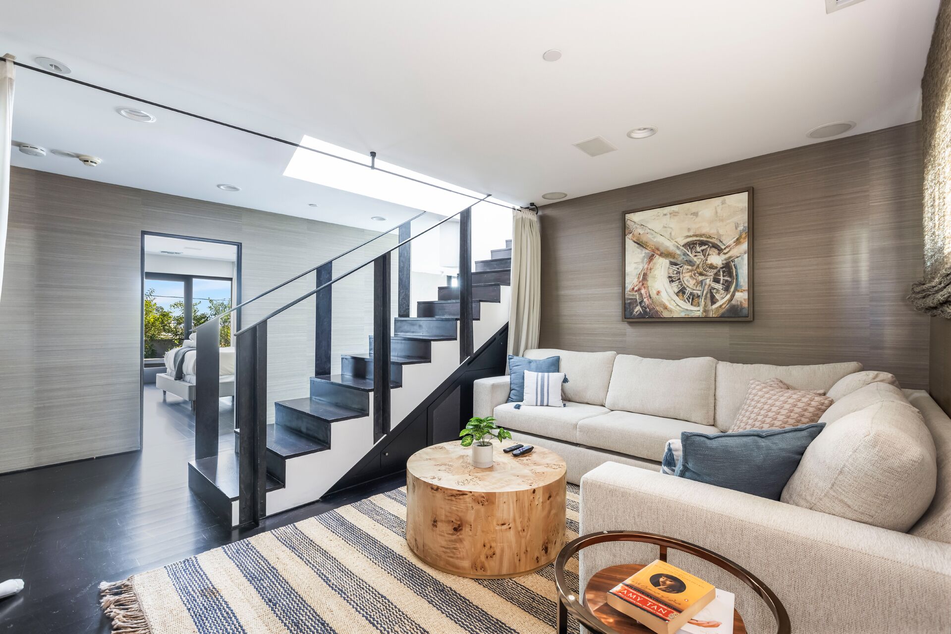 Casa luxo, vista para a cidade | Escrivaninha, espaço de trabalho para notebook, cortinas blackout