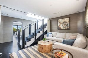 บ้านดีลักซ์, วิวเมือง | โต๊ะทำงาน, พื้นที่ทำงานแบบใช้แล็ปท็อป, ผ้าม่านกันแสง, เตารีด/โต๊ะรีดผ้า