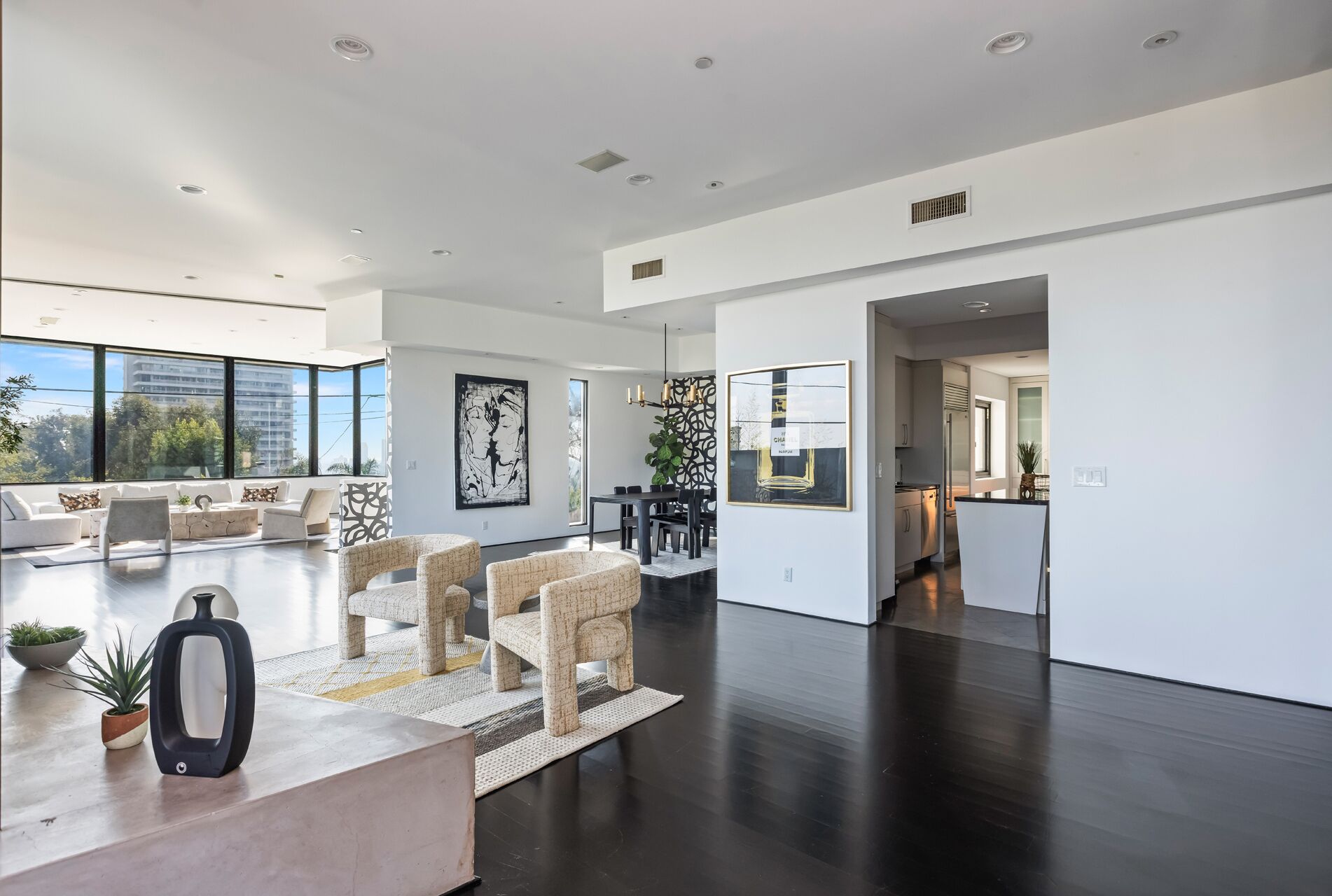 华丽独立别墅, 城市景观 | 起居区 | 55-英寸智能电视（配备数码频道）