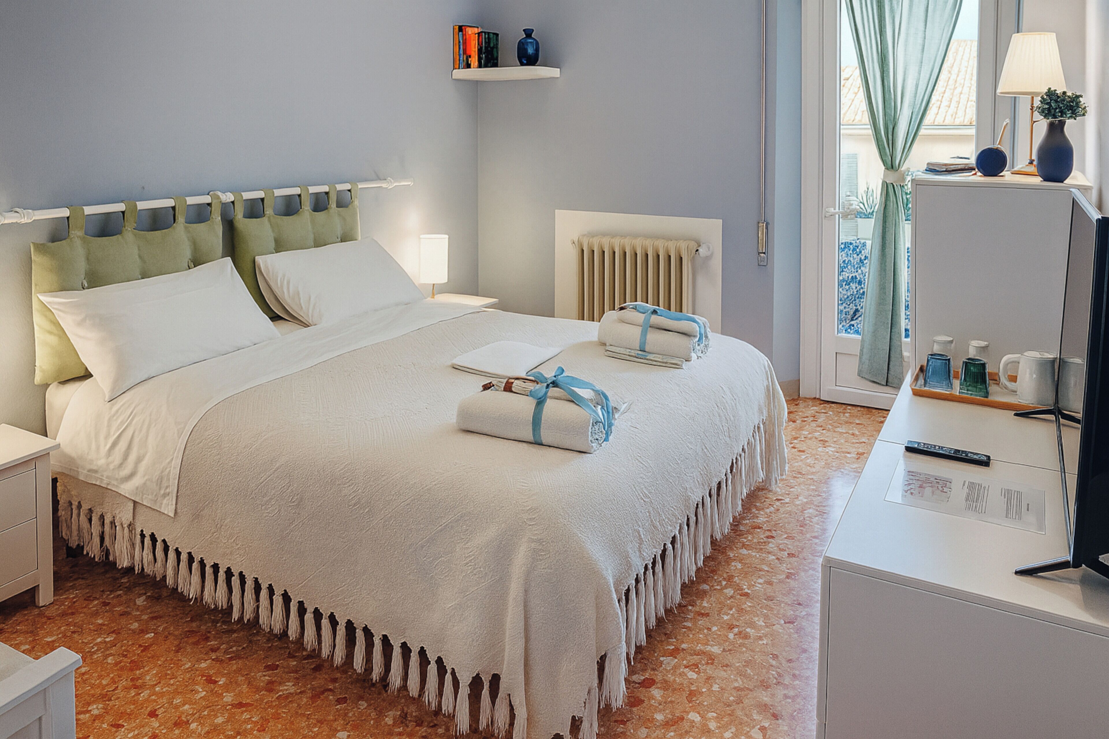 1 soverom, skrivebord, strykejern/-brett og wi-fi (inkludert)