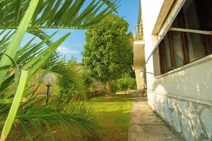 Property grounds - Azzurra room with private veranda - Madame Fanny (Lucca)