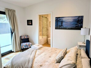 2 bedrooms, iron/ironing board, WiFi, bed sheets - New Oceanfront Luxury Suite with a breathtaking  view of downtown Vancouver, (Bowen Island)
