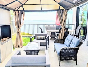 Terrace/patio - New Oceanfront Luxury Suite with a breathtaking  view of downtown Vancouver, (Bowen Island)