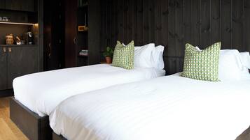 Caja de seguridad en la habitación y tabla de planchar con plancha