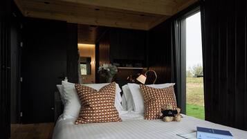 Caja de seguridad en la habitación y tabla de planchar con plancha