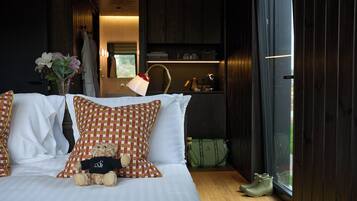 Caja de seguridad en la habitación y tabla de planchar con plancha