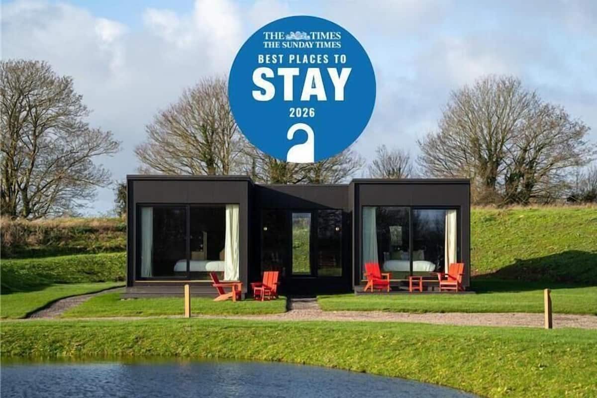 خزنة داخل الغرفة وبديكورات فريدة لكل غرفة وطراز فريد لكل وحدة ومكتب