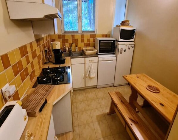Fridge, microwave, oven, dishwasher