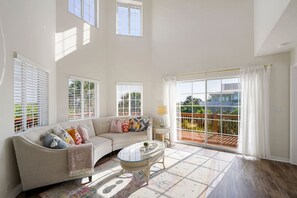 Smart TV, table tennis