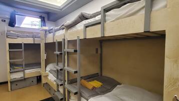 Dormitorio compartido de lujo, no fumadores, patio | Cortinas opacas, tabla de planchar con plancha, wifi gratis