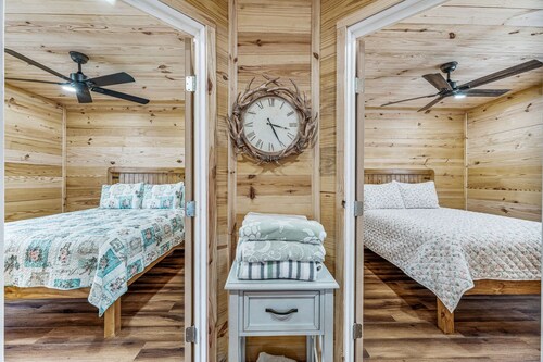 The Yellow Rose Cabin on Lake Granbury