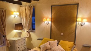 A bedroom with a bed, bedside tables, a nightstand, and a window with curtains. - Le logis des Glycines (6 adults 2 children) in the heart of the village of Nançay en Sologne (Nançay)