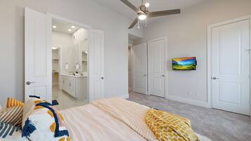 3 bedrooms, desk, iron/ironing board, free WiFi