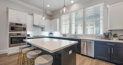 Luxury DT Condo with Game Lounge!
