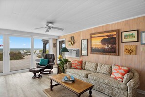 Living area - Sea Perch - 7 Bedrooms, Oceanfront (Pawleys Island)