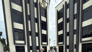 A modern building with a rectangular swimming pool. - Casa JV Poolhouse 2-Bed Apartment, Dar es Salaam (Dar es Salaam)