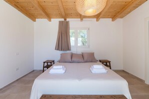 5 bedrooms, iron/ironing board, Internet
