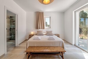 5 bedrooms, iron/ironing board, Internet