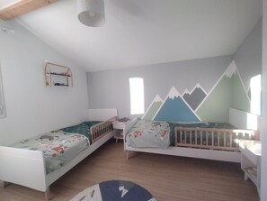 4 bedrooms, desk, iron/ironing board, travel crib