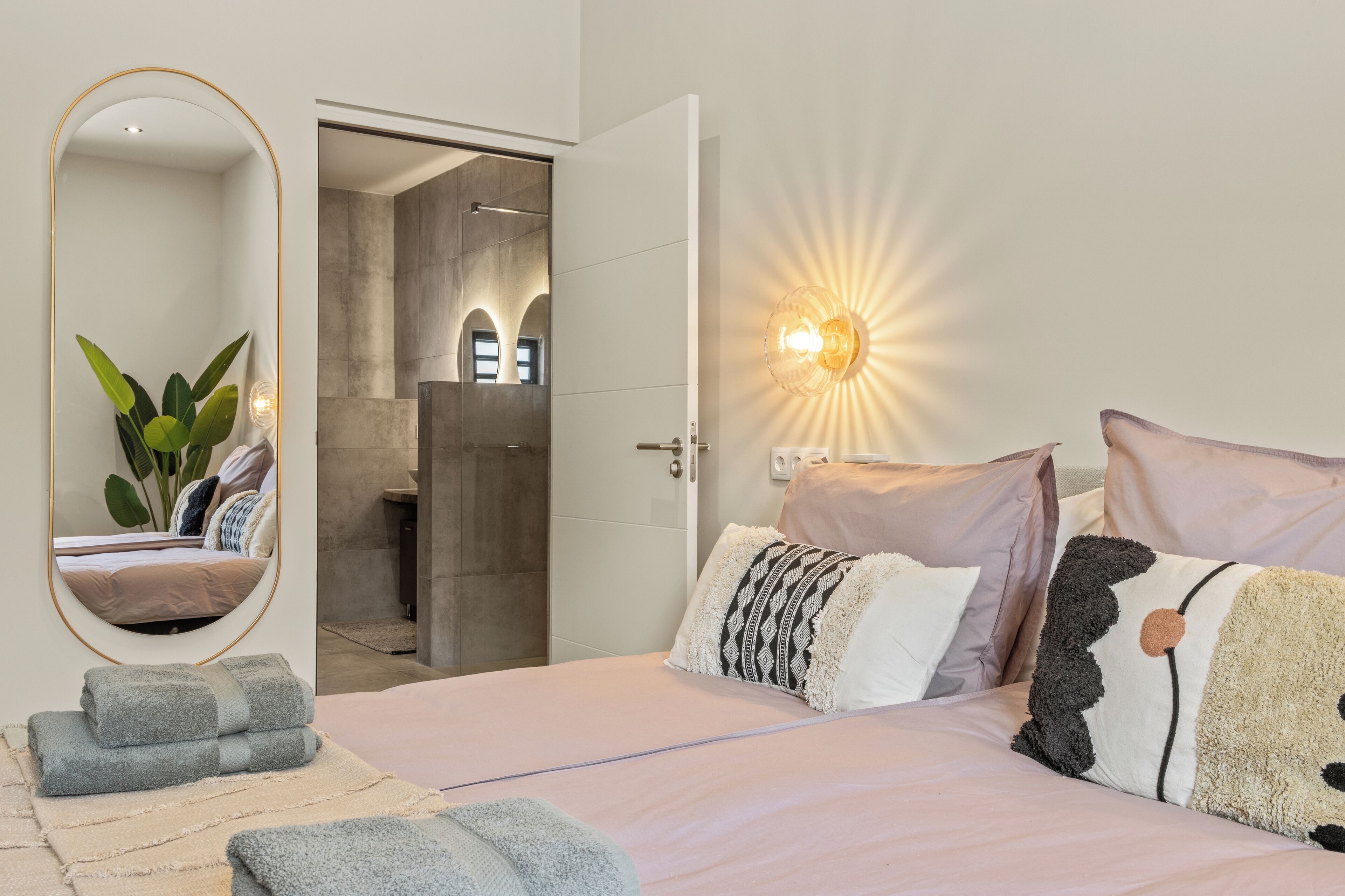 Luxury-Apartment, 2 Schlafzimmer | 2 Schlafzimmer, schallisolierte Zimmer, Bügeleisen/Bügelbrett