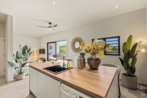 Luxury Apartment, 2 Bedrooms | Private kitchen - Charlie Apartment Curaçao (Willemstad)