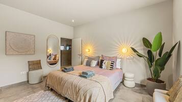 Luxury-Apartment, 2 Schlafzimmer | 2 Schlafzimmer, schallisolierte Zimmer, Bügeleisen/Bügelbrett