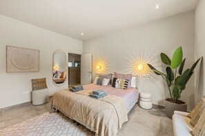 2 habitaciones, insonorización y tabla de planchar con plancha