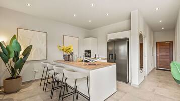 Luxury Apartment, 2 Bedrooms | Private kitchen